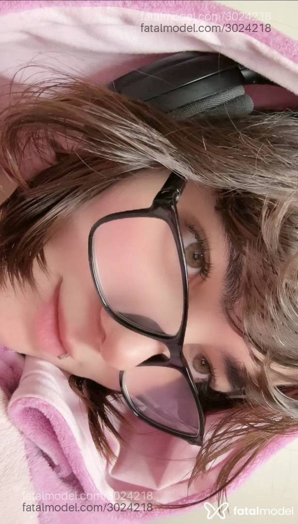 Acompanhante mulher com cabelo castanho de olhos mel em Virtual - Mikaela