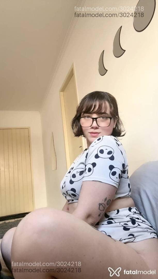 Acompanhante mulher com cabelo castanho de olhos mel em Virtual - Mikaela