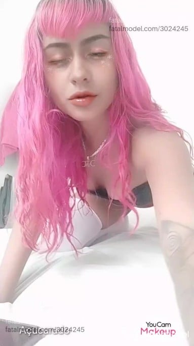Acompanhante mulher com cabelo colorido de olhos pretos em São Paulo - Camila Santos