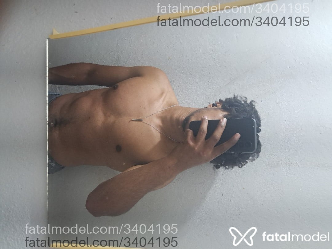 Acompanhante homem com cabelo castanho de olhos pretos - David
