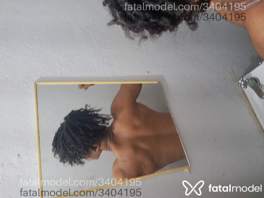 Acompanhante homem com cabelo castanho de olhos pretos - David