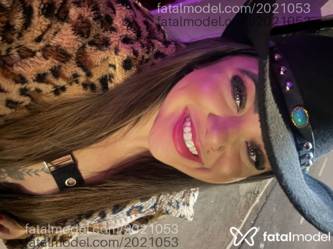 Acompanhante mulher com cabelo castanho de olhos verdes em Sacramento - Myla