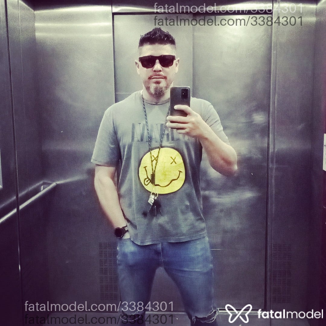 Acompanhante homem com cabelo castanho de olhos castanhos - Carlos Acompanhante homem com cabelo castanho de olhos castanhos - Carlos
