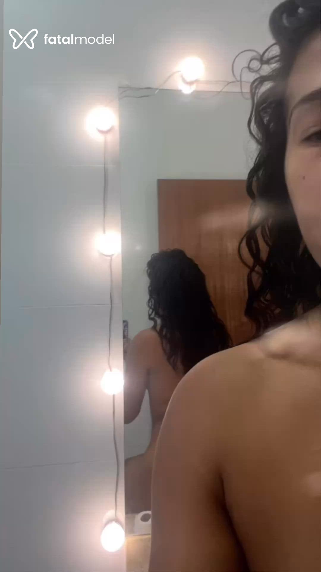 Acompanhante mulher trans com cabelo castanho de olhos castanhos - Evellyn