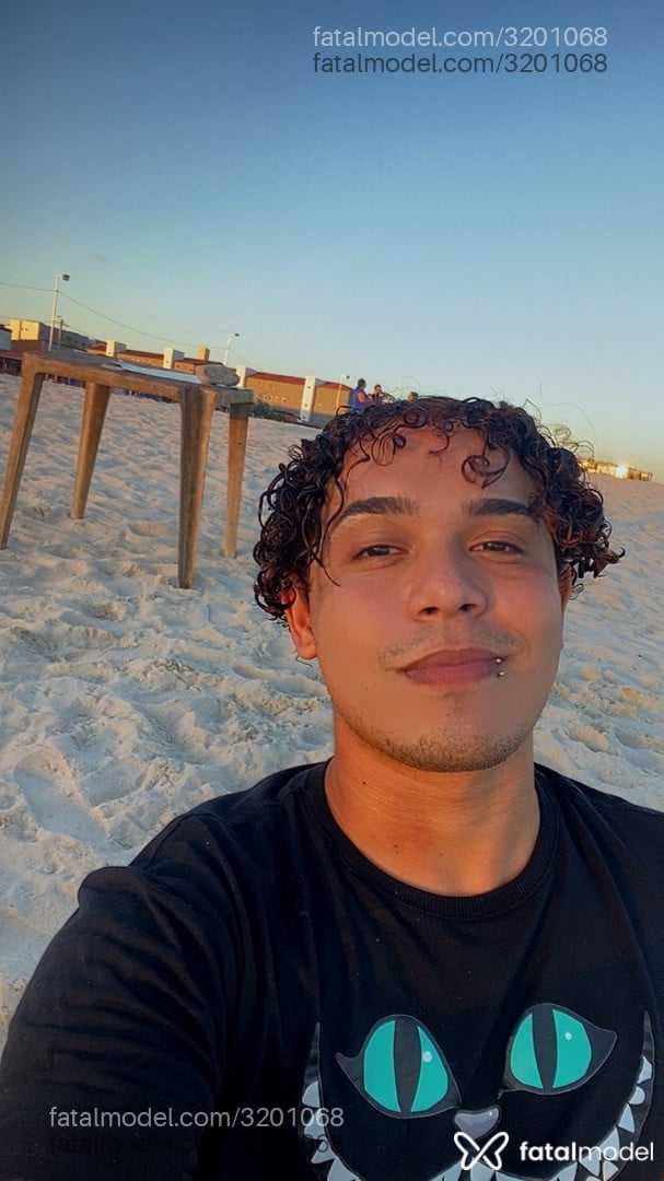 Acompanhante homem com cabelo castanho de olhos castanhos em Caucaia Acompanhante homem com cabelo castanho de olhos castanhos em Caucaia - Bernardo