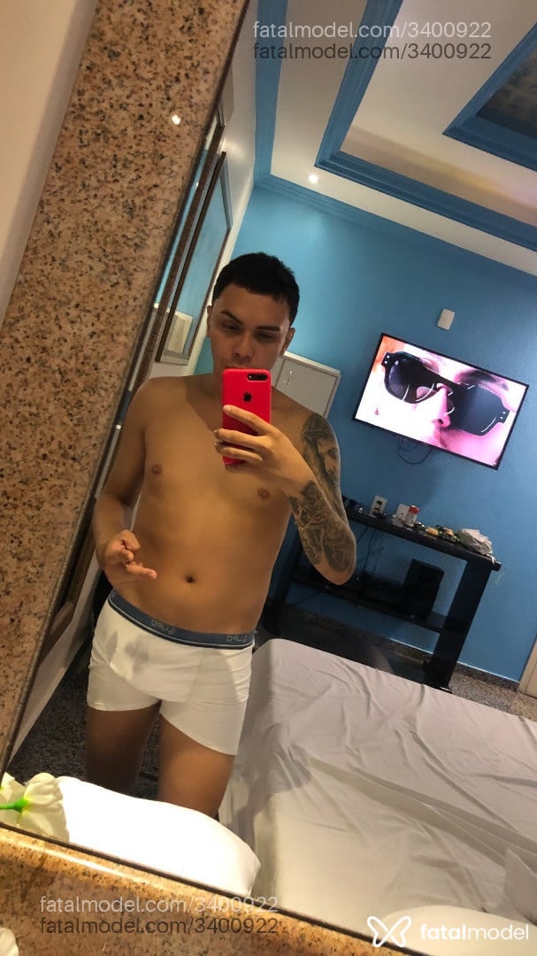 Acompanhante homem com cabelo castanho de olhos pretos - Bernardo Silva Acompanhante homem com cabelo castanho de olhos pretos - Bernardo Silva