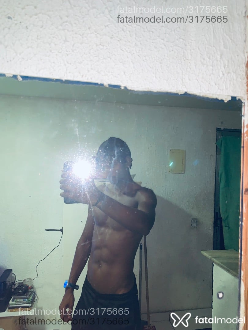 Acompanhante homem com cabelo castanho de olhos castanhos em São Paulo - Preto