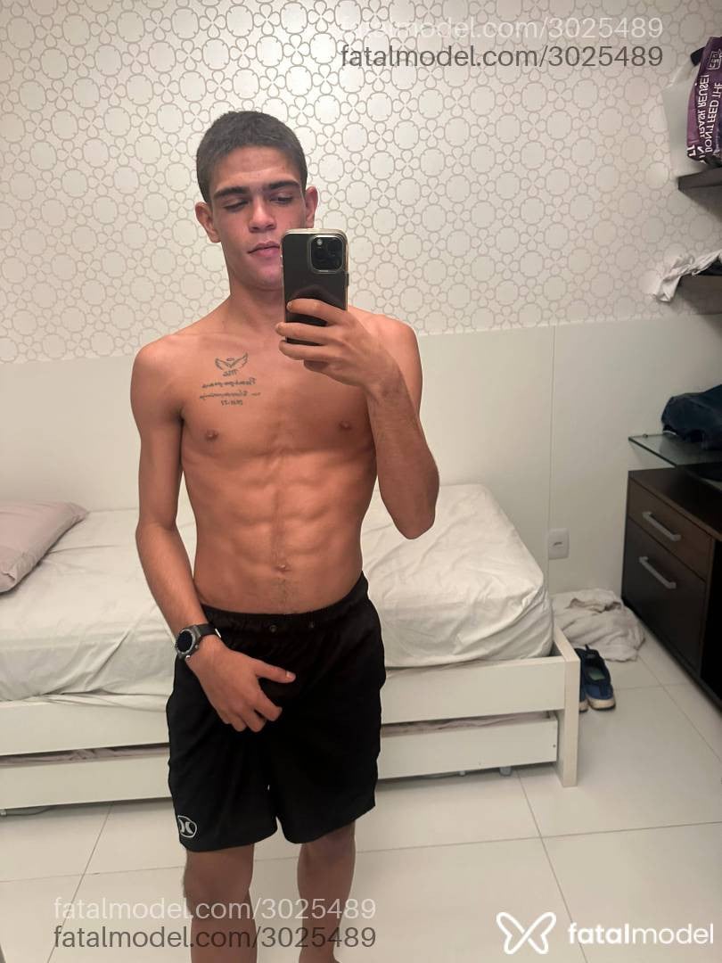 Acompanhante homem com cabelo castanho de olhos castanhos em Rio de Janeiro - Henrique