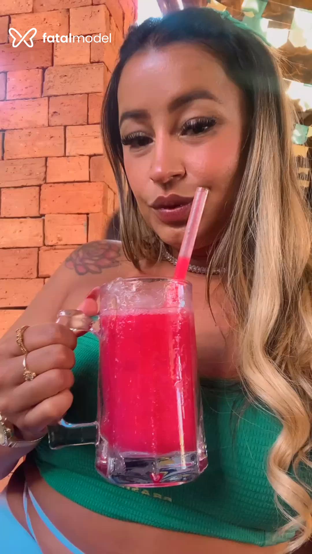 Acompanhante mulher loira (o) de olhos pretos - Tifanny Acompanhante mulher loira (o) de olhos pretos - Tifanny