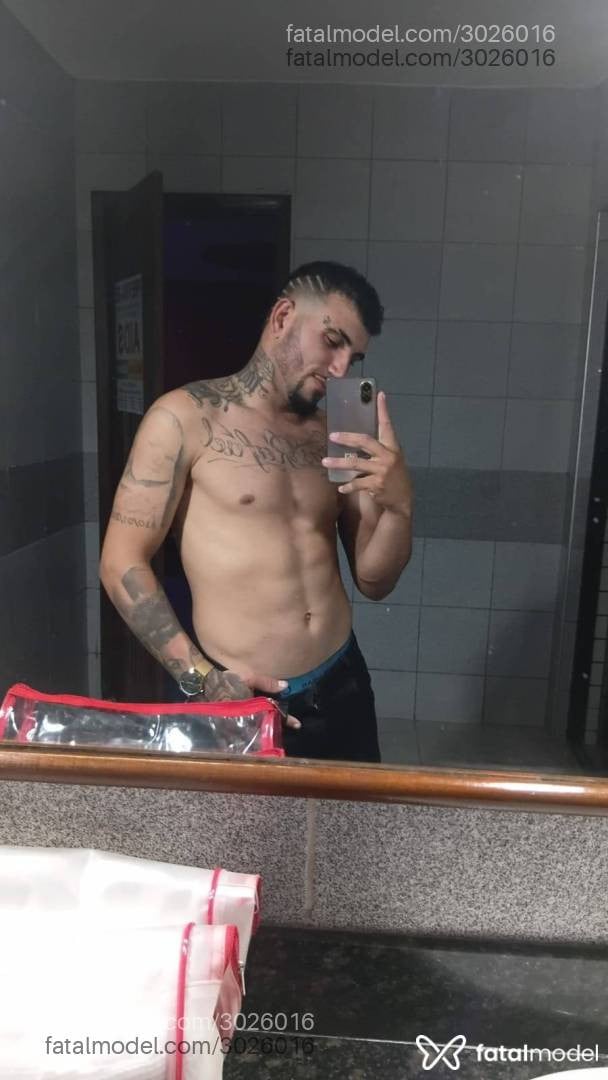 Acompanhante homem com cabelo castanho de olhos castanhos - Juliano