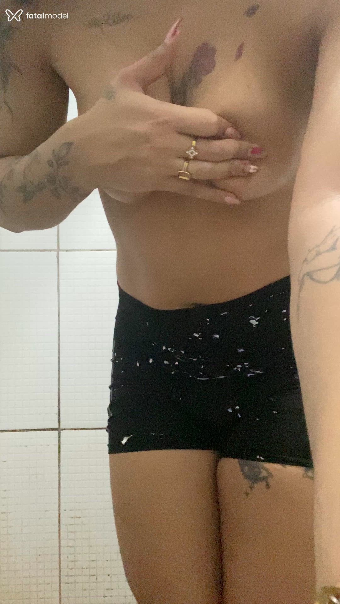 Acompanhante não-binário com cabelo castanho de olhos castanhos - Ayallaac Acompanhante não-binário com cabelo castanho de olhos castanhos - Ayallaac