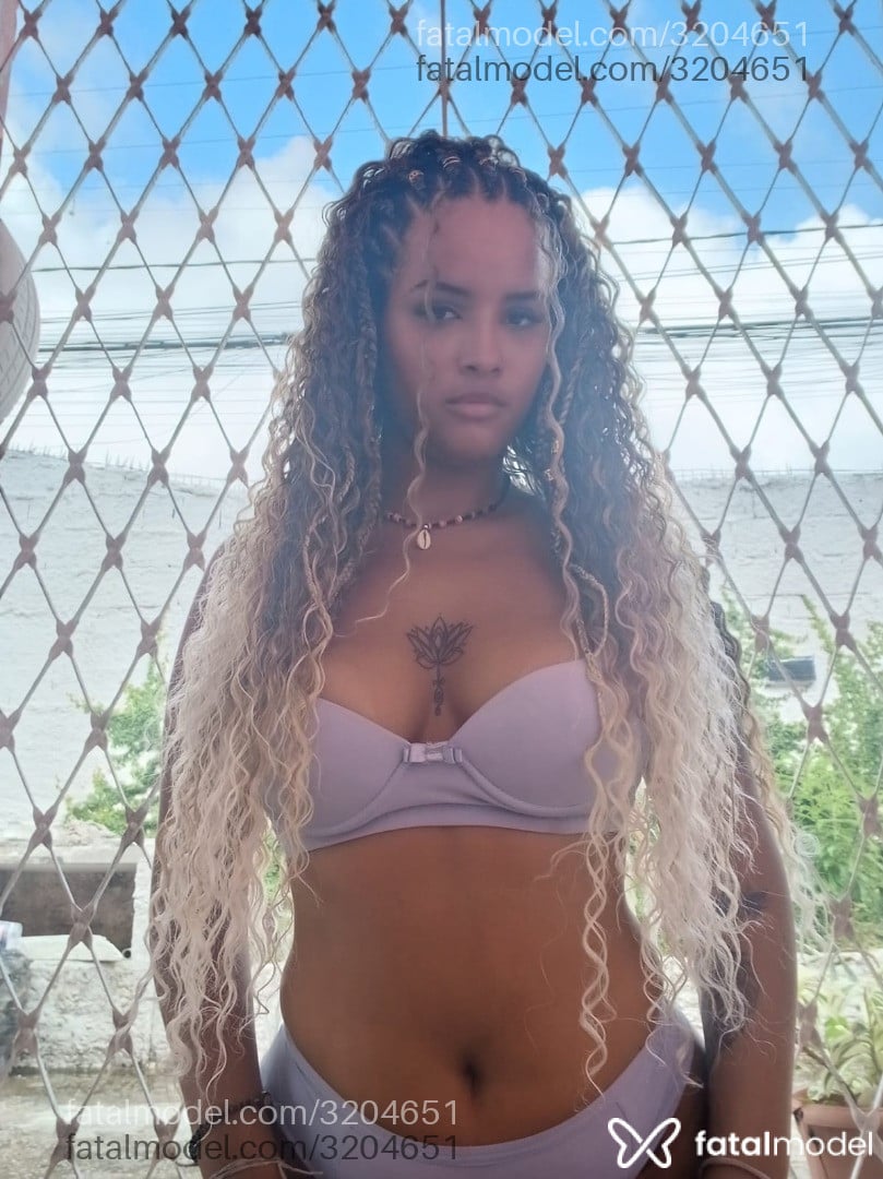Acompanhante mulher loira (o) de olhos castanhos - Sófia