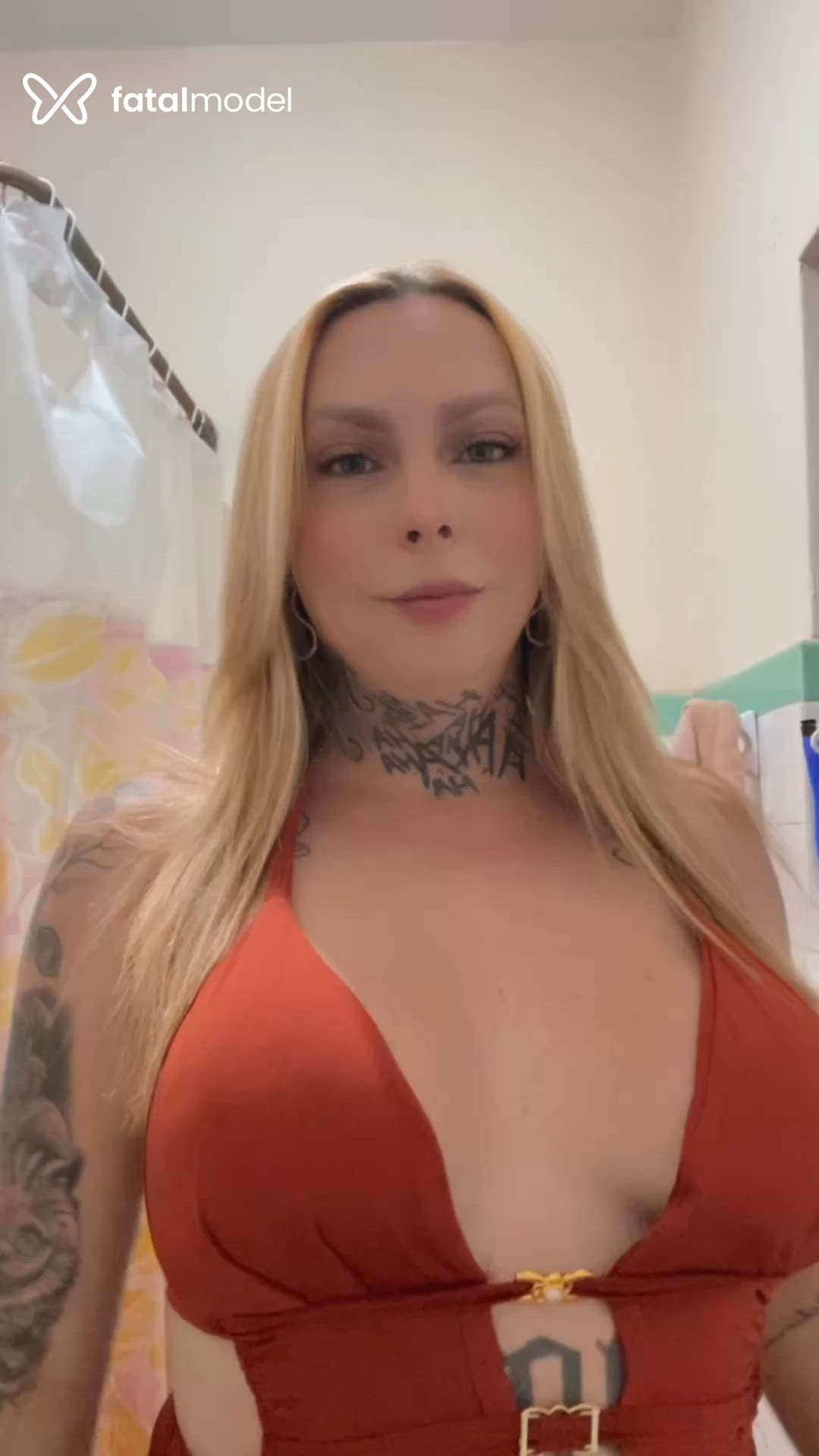 Acompanhante mulher trans loira (o) de olhos azuis em Limeira - AlineTrans