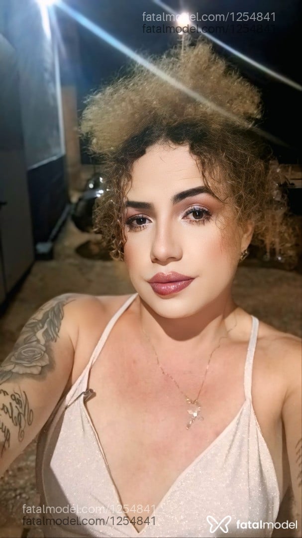 Acompanhante mulher trans com cabelo castanho de olhos castanhos em Rio Verde - Pietra Helena