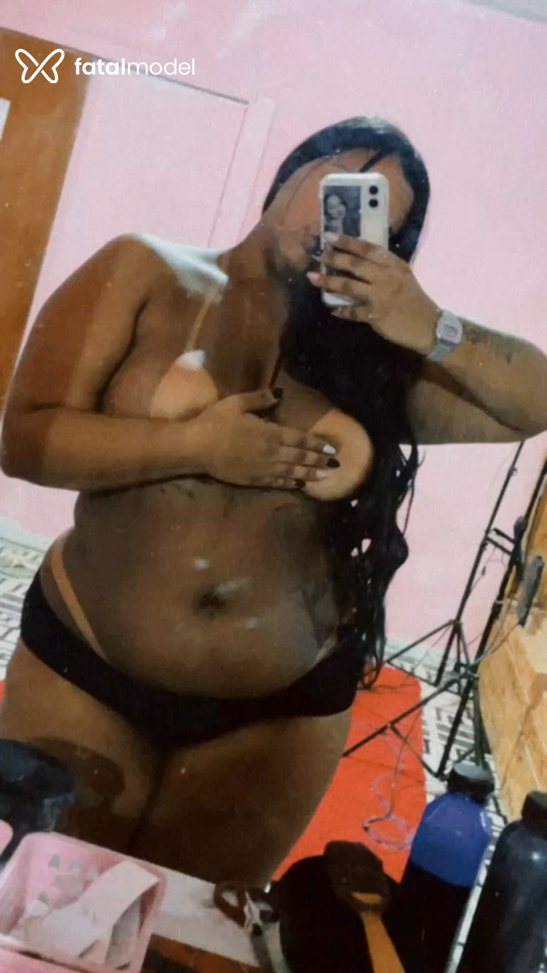 Acompanhante mulher morena (o) de olhos castanhos - Cristal