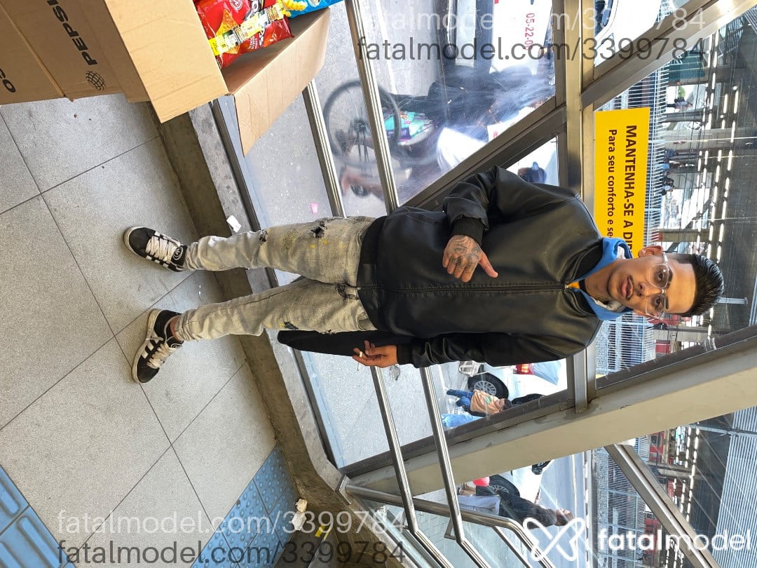 Acompanhante homem com cabelo castanho de olhos pretos em Suzano Acompanhante homem com cabelo castanho de olhos pretos em Suzano - Aladin