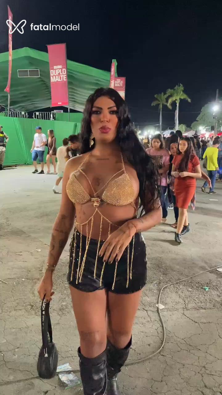 Acompanhante travesti com cabelo castanho de olhos castanhos em Montes Claros Acompanhante travesti com cabelo castanho de olhos castanhos em Montes Claros - Isis Uva