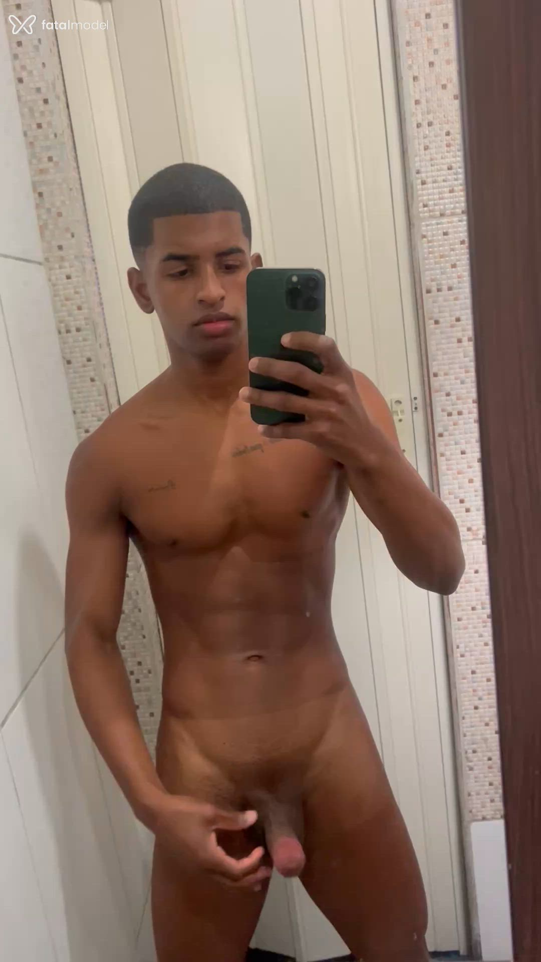 Acompanhante homem morena (o) de olhos castanhos - Pietro