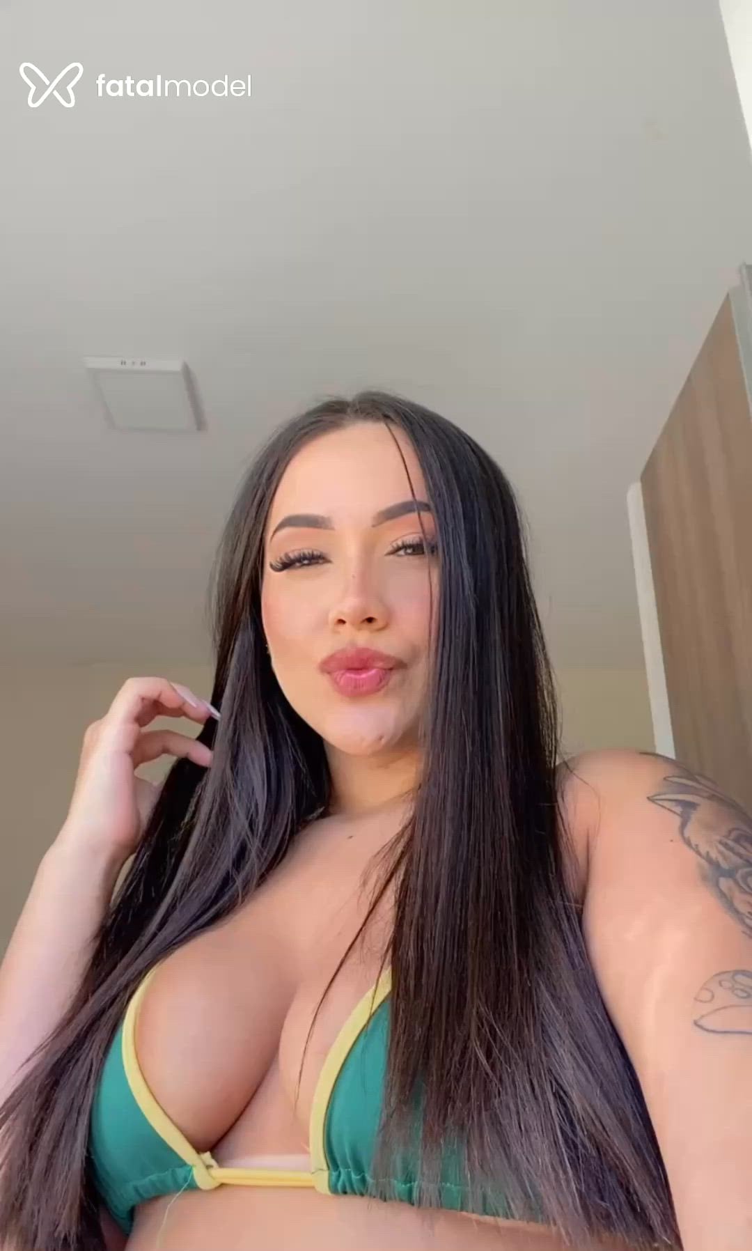 Acompanhante mulher com cabelo castanho de olhos castanhos em Curitiba Acompanhante mulher com cabelo castanho de olhos castanhos em Curitiba - Larissa Mendes