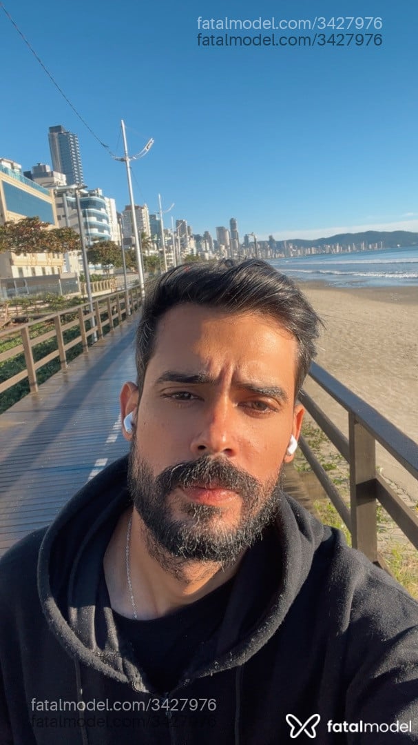 Acompanhante homem com cabelo castanho de olhos mel em Itapema - Pinga Grande