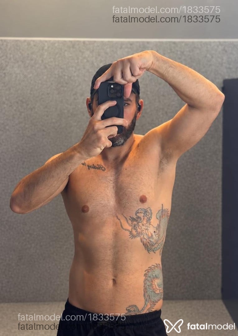 Acompanhante homem com cabelo castanho de olhos verdes - Diego