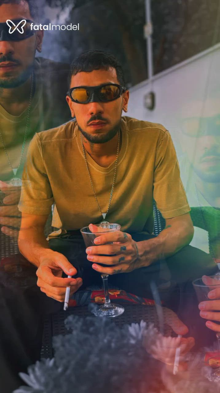 Acompanhante não-binário morena (o) de olhos pretos - Kali
