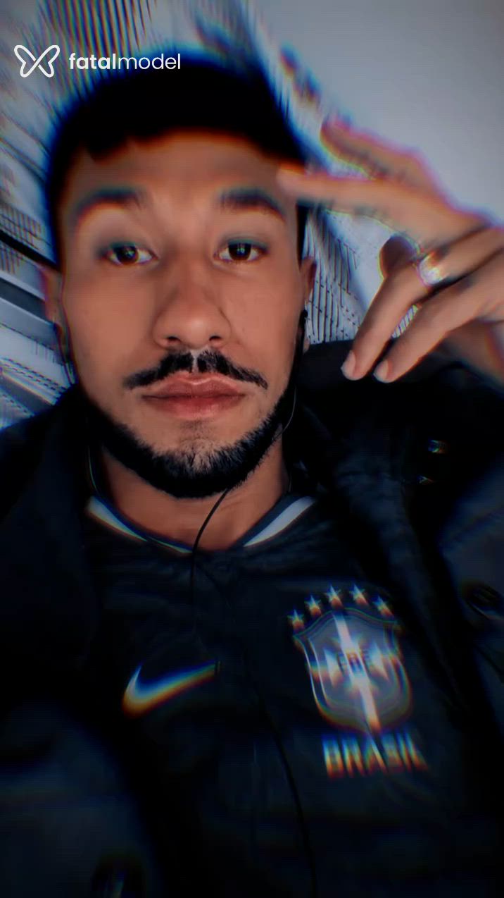 Acompanhante não-binário morena (o) de olhos pretos - Kali