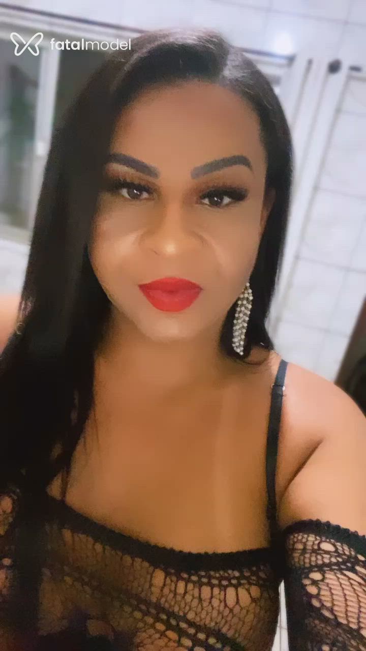 Acompanhante travesti com cabelo colorido de olhos mel em Balneário Camboriú Acompanhante travesti com cabelo colorido de olhos mel em Balneário Camboriú - Amanda