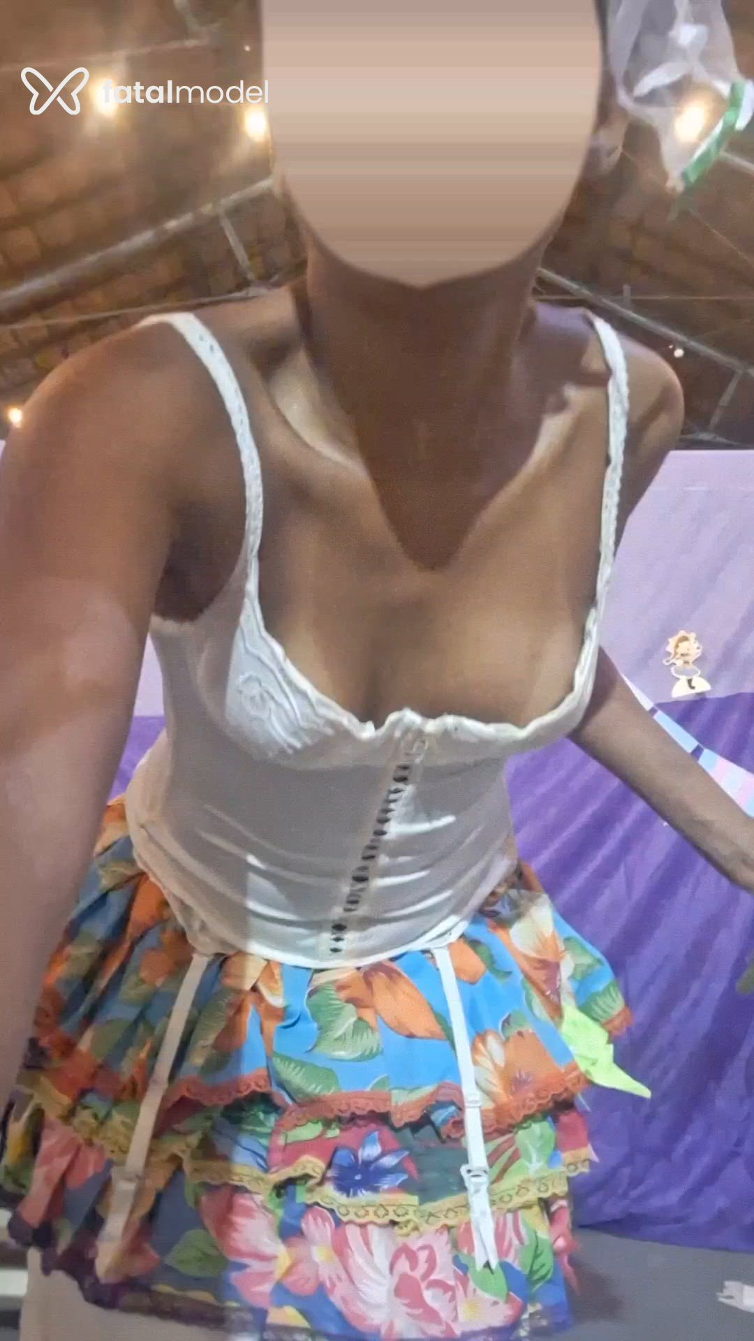 Acompanhante mulher morena (o) de olhos pretos - Kristall Acompanhante mulher morena (o) de olhos pretos - Kristall
