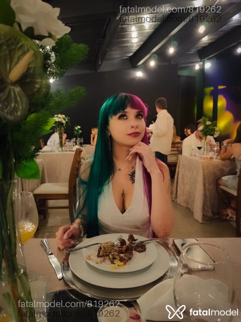 Acompanhante mulher com cabelo colorido de olhos mel em Curitiba - Eeveeboony