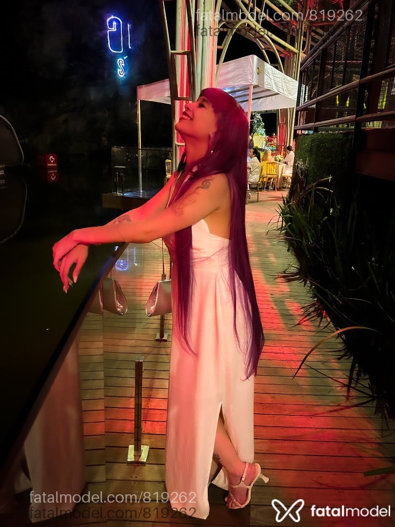 Acompanhante mulher com cabelo colorido de olhos mel em Curitiba - Eeveeboony