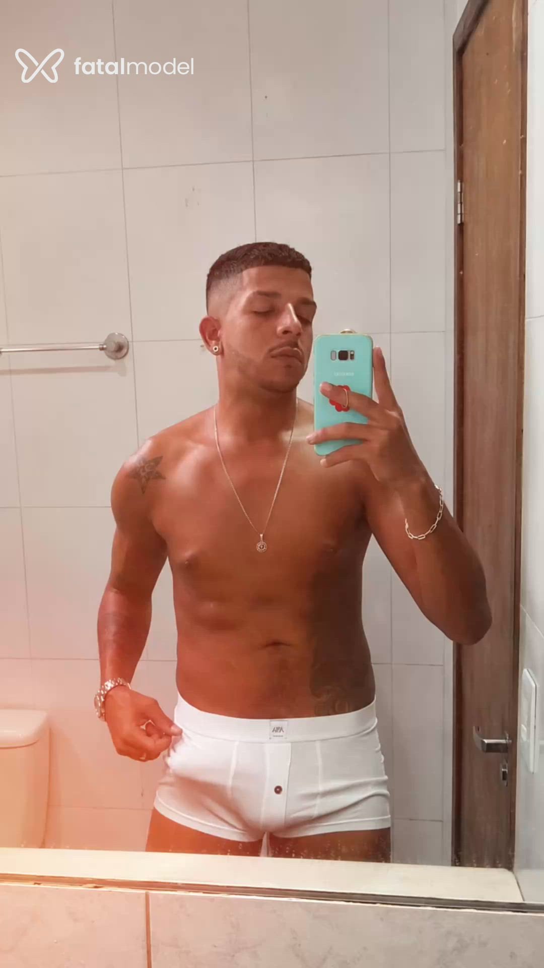 Acompanhante homem com cabelo castanho de olhos castanhos - Hugo Martin Acompanhante homem com cabelo castanho de olhos castanhos - Hugo Martin