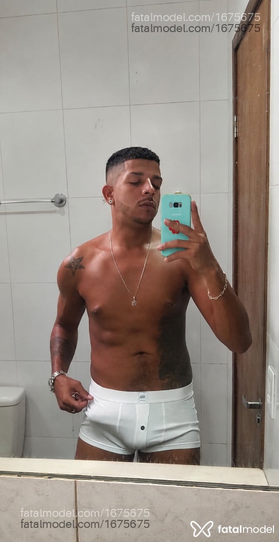 Acompanhante homem com cabelo castanho de olhos castanhos - Hugo Martin Acompanhante homem com cabelo castanho de olhos castanhos - Hugo Martin