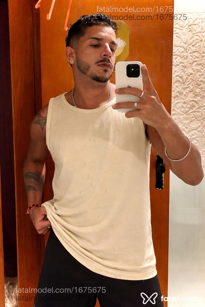 Acompanhante homem com cabelo castanho de olhos castanhos - Hugo Martin Acompanhante homem com cabelo castanho de olhos castanhos - Hugo Martin