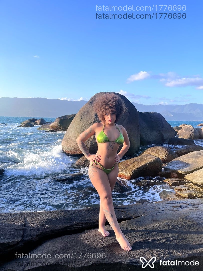Acompanhante mulher com cabelo castanho de olhos verdes - Madu Acompanhante mulher com cabelo castanho de olhos verdes - Madu