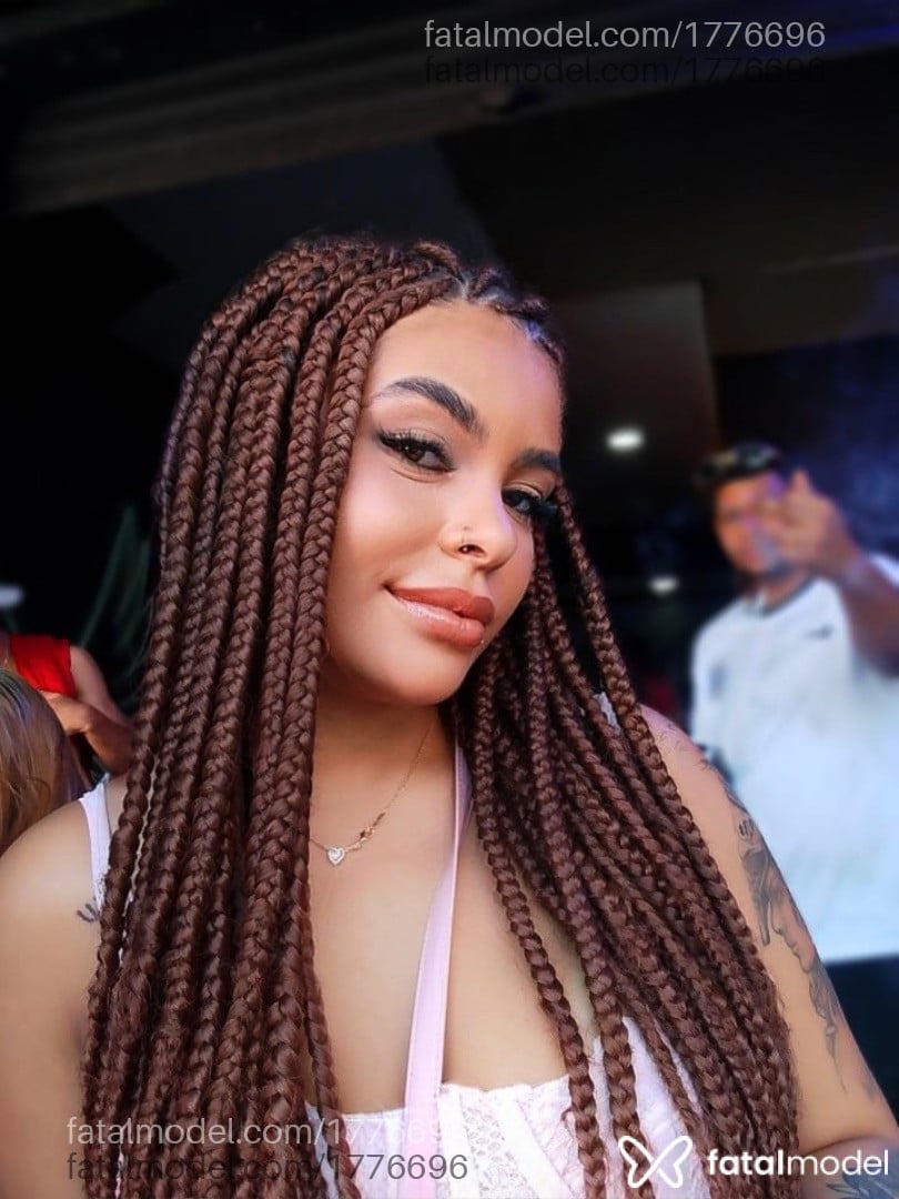 Acompanhante mulher com cabelo castanho de olhos verdes - Madu Acompanhante mulher com cabelo castanho de olhos verdes - Madu
