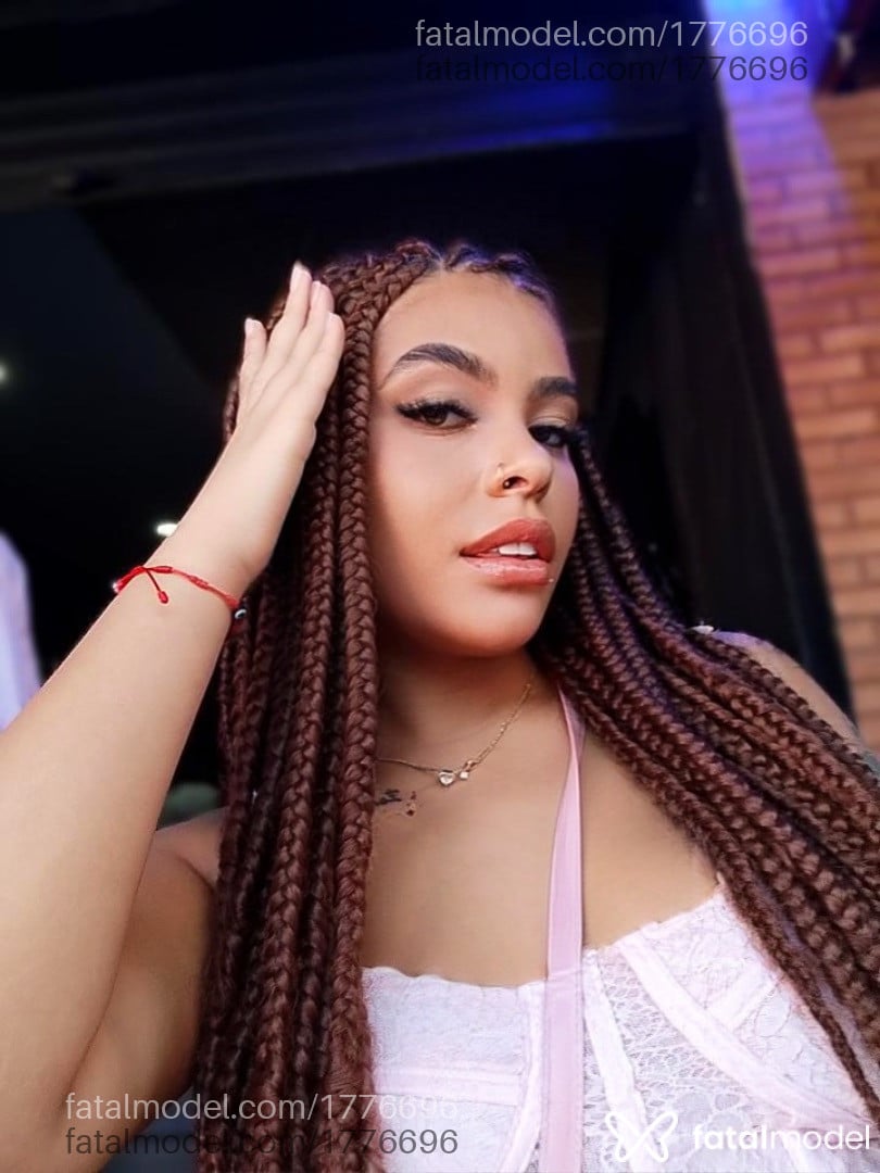 Acompanhante mulher com cabelo castanho de olhos verdes - Madu Acompanhante mulher com cabelo castanho de olhos verdes - Madu