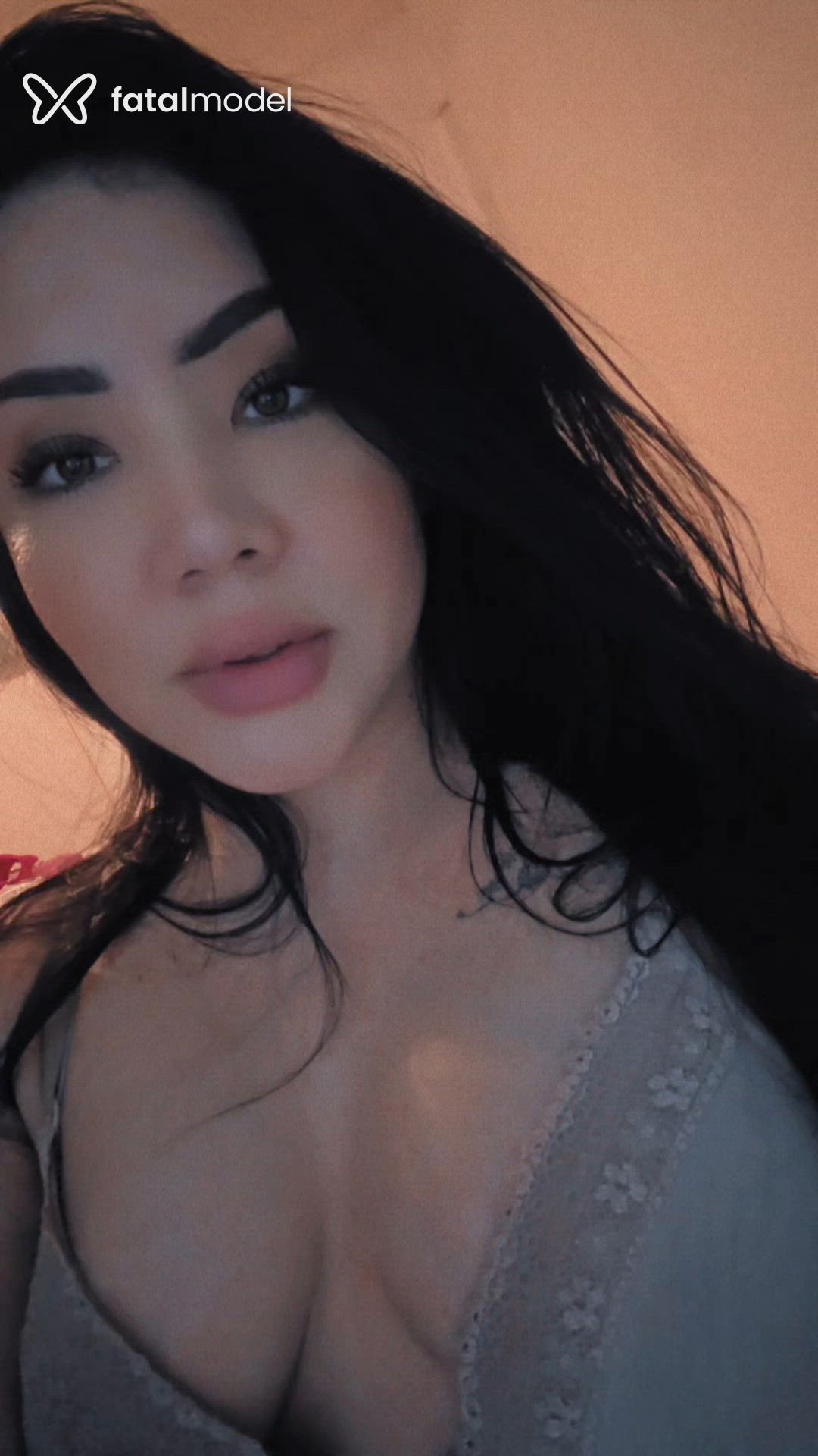 Acompanhante mulher com cabelo castanho de olhos castanhos - Alinne Guerra Acompanhante mulher com cabelo castanho de olhos castanhos - Alinne Guerra