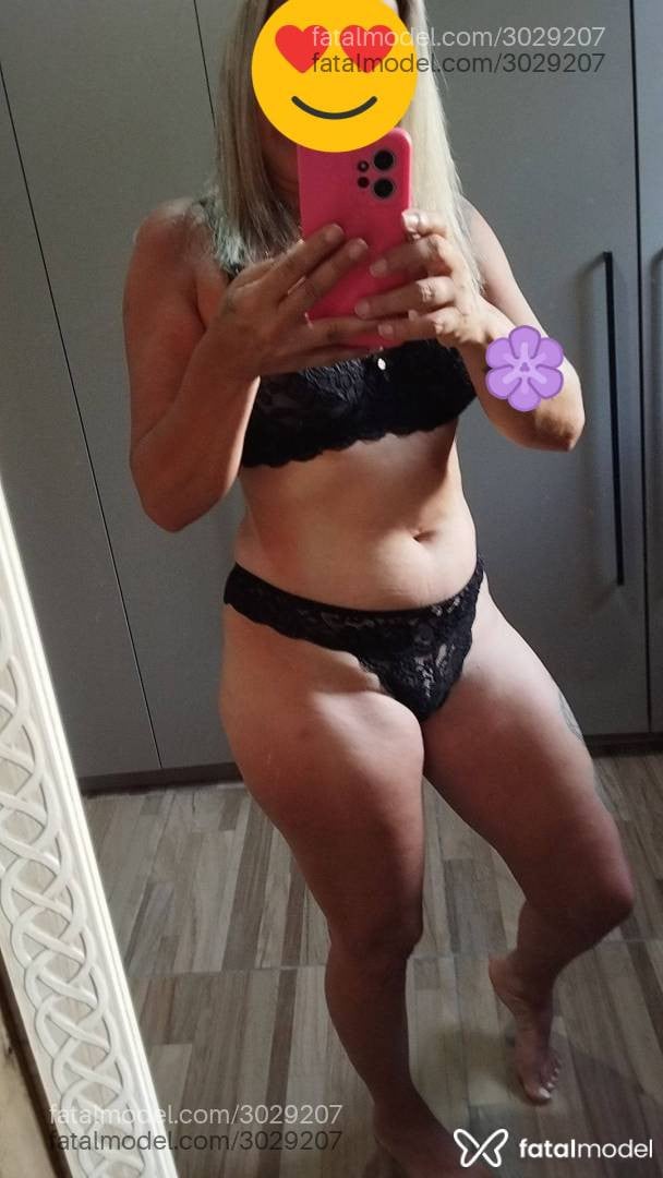 Acompanhante mulher loira (o) de olhos castanhos - Meg