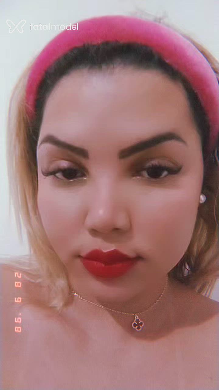 Acompanhante mulher loira (o) de olhos pretos - Michelly Moreira