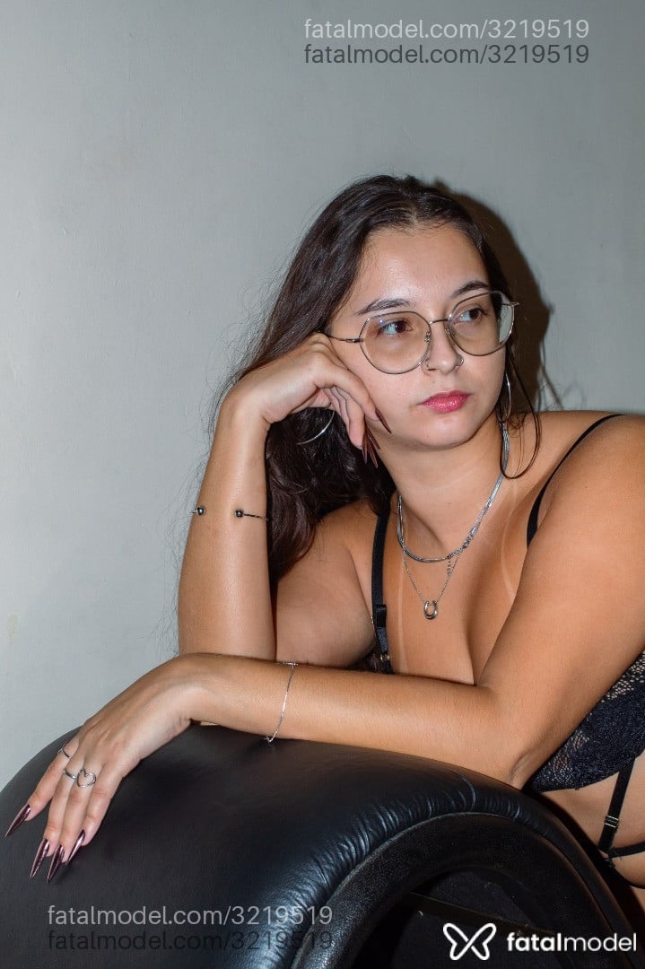 Acompanhante mulher com cabelo castanho de olhos mel em Duque de Caxias Acompanhante mulher com cabelo castanho de olhos mel em Duque de Caxias - Diana