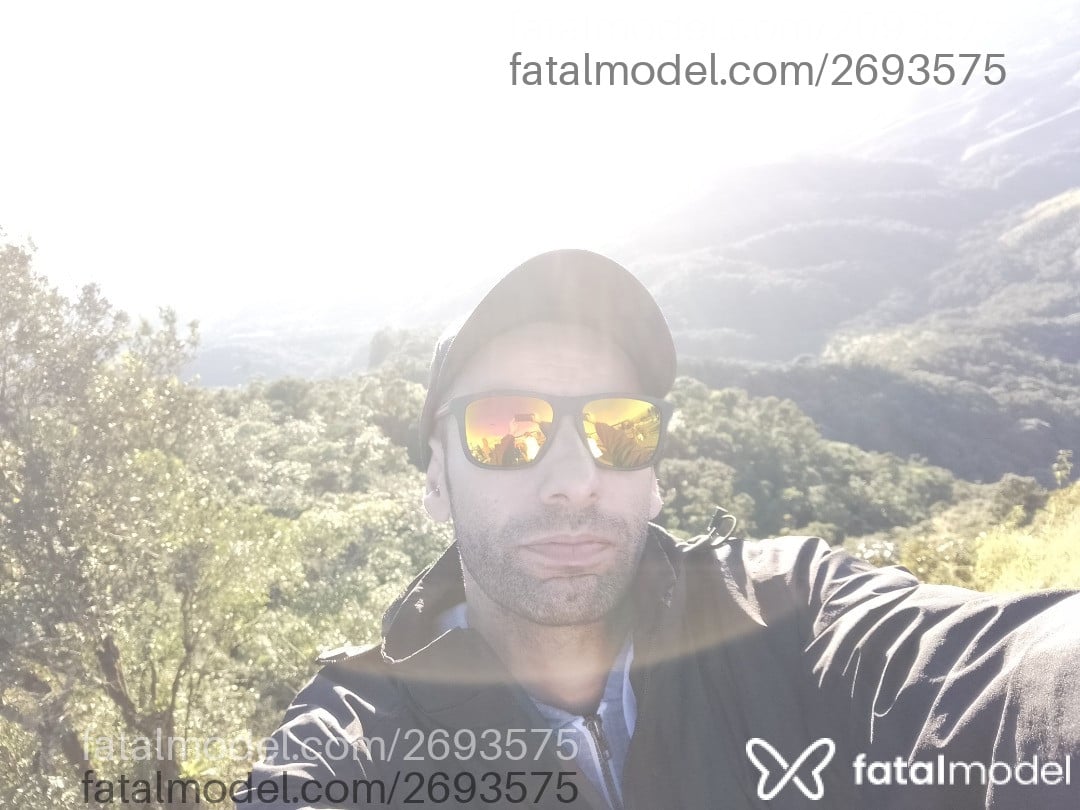 Acompanhante homem com cabelo castanho de olhos castanhos - Zeews