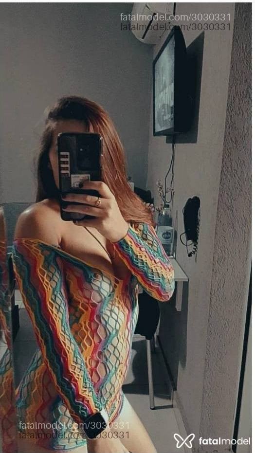 Acompanhante mulher loira (o) de olhos castanhos - Letícia