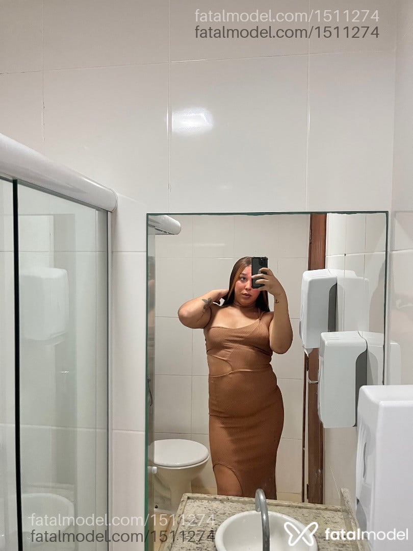 Acompanhante mulher trans com cabelo castanho de olhos pretos em Macaé - Antonella Araujo