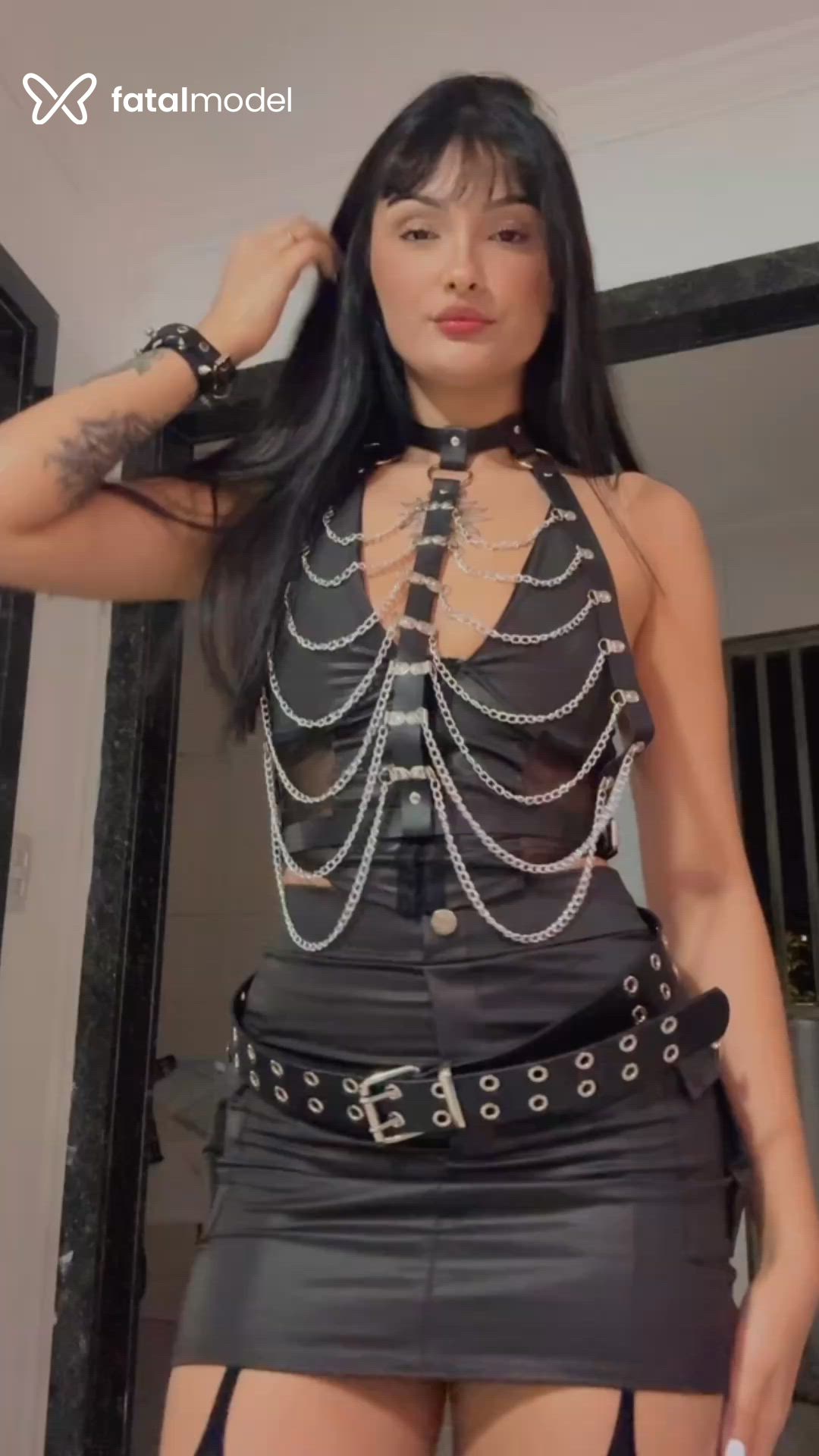 Acompanhante mulher com cabelo castanho de olhos castanhos - Myla Fire Acompanhante mulher com cabelo castanho de olhos castanhos - Myla Fire