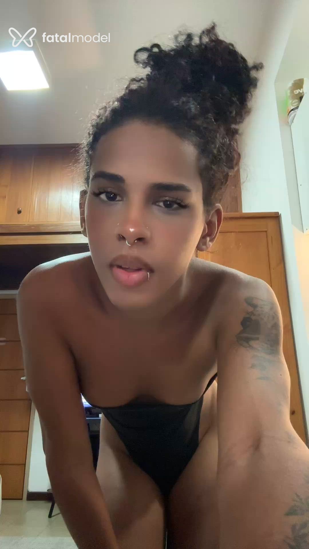 Acompanhante mulher trans morena (o) de olhos pretos - Scarllett Acompanhante mulher trans morena (o) de olhos pretos - Scarllett