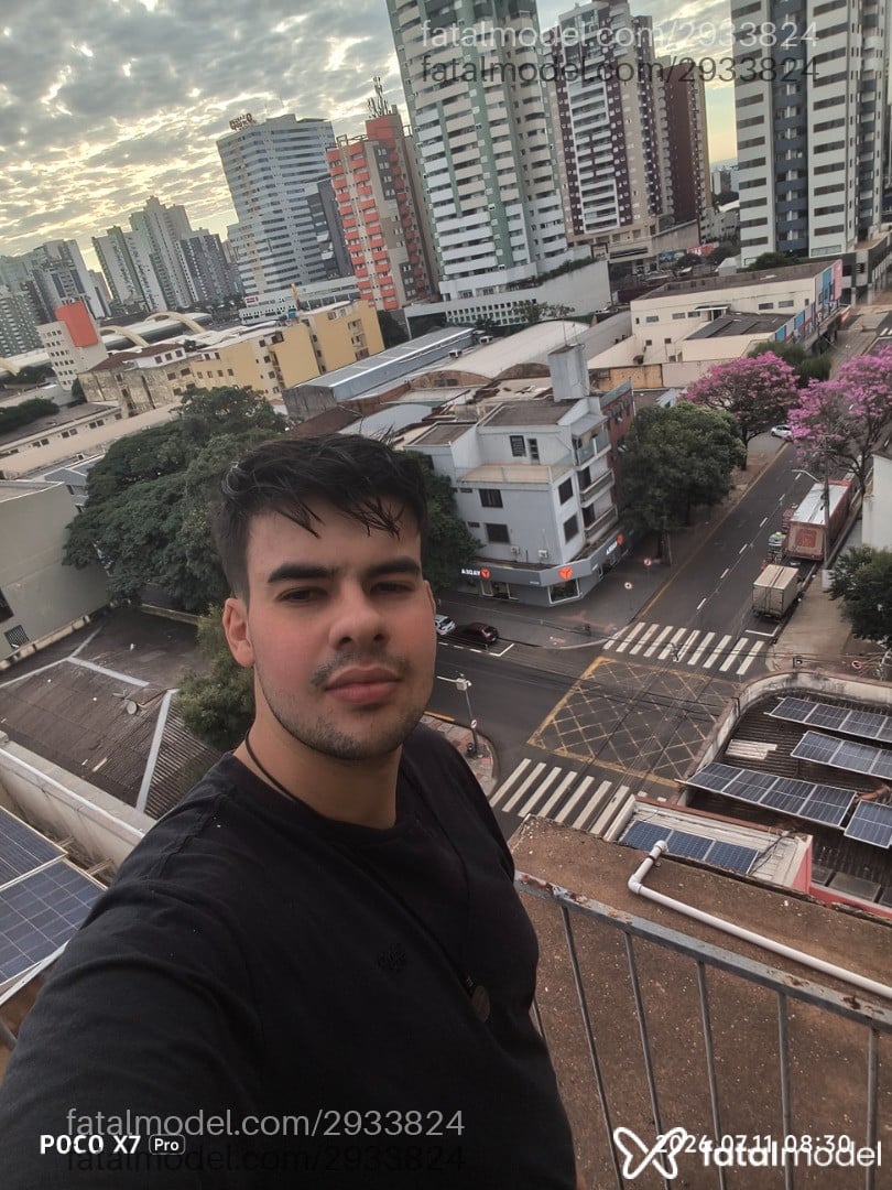 Acompanhante homem com cabelo castanho de olhos castanhos em Dois Vizinhos - Erik Cozer