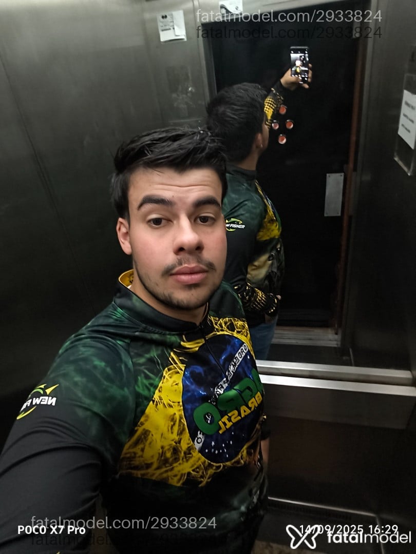 Acompanhante homem com cabelo castanho de olhos castanhos em Dois Vizinhos - Erik Cozer