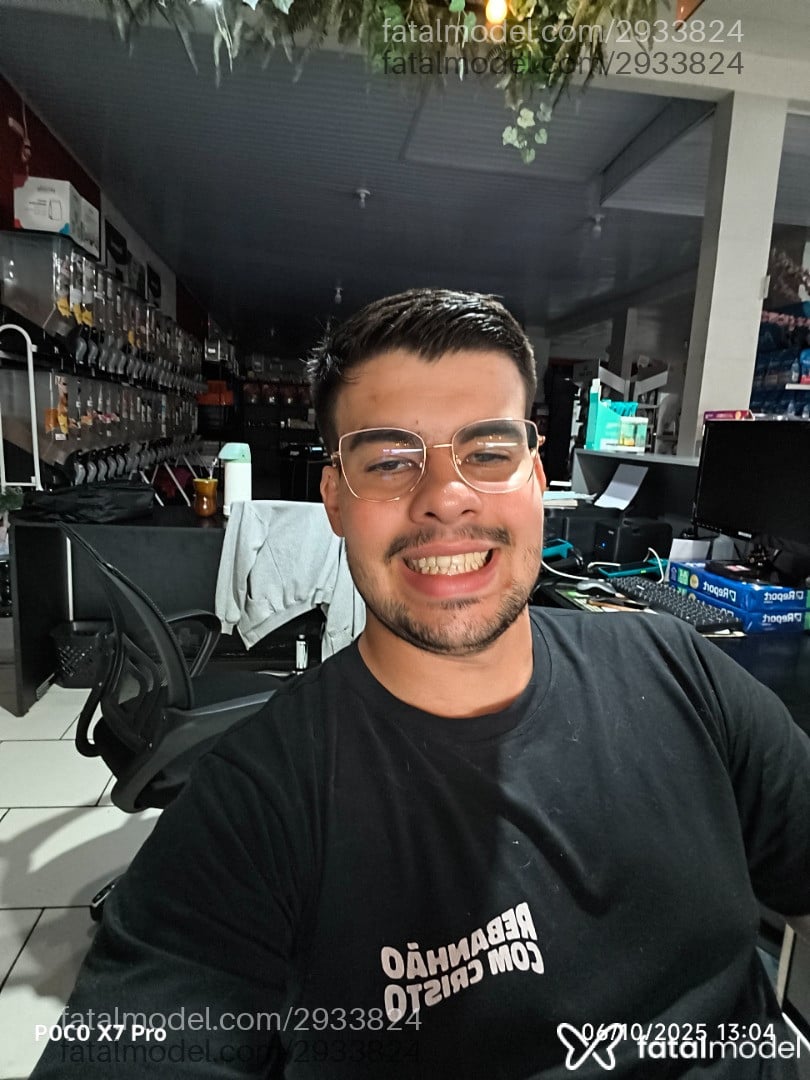 Acompanhante homem com cabelo castanho de olhos castanhos em Dois Vizinhos - Erik Cozer