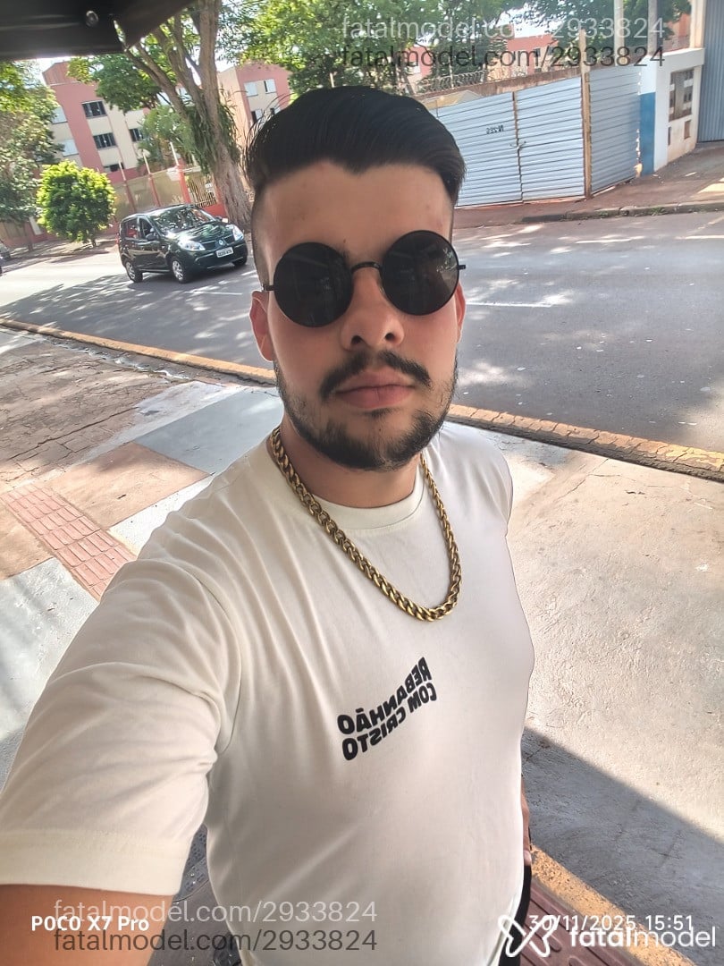 Acompanhante homem com cabelo castanho de olhos castanhos em Dois Vizinhos - Erik Cozer